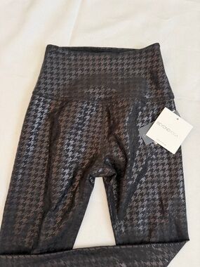 NWT Beyond Yoga Black Leggings Shiny Size Small